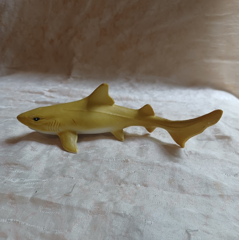 Lemon Shark, Very Nice Plastic Replica 6-inch replacement toy - Picture 3 of 12